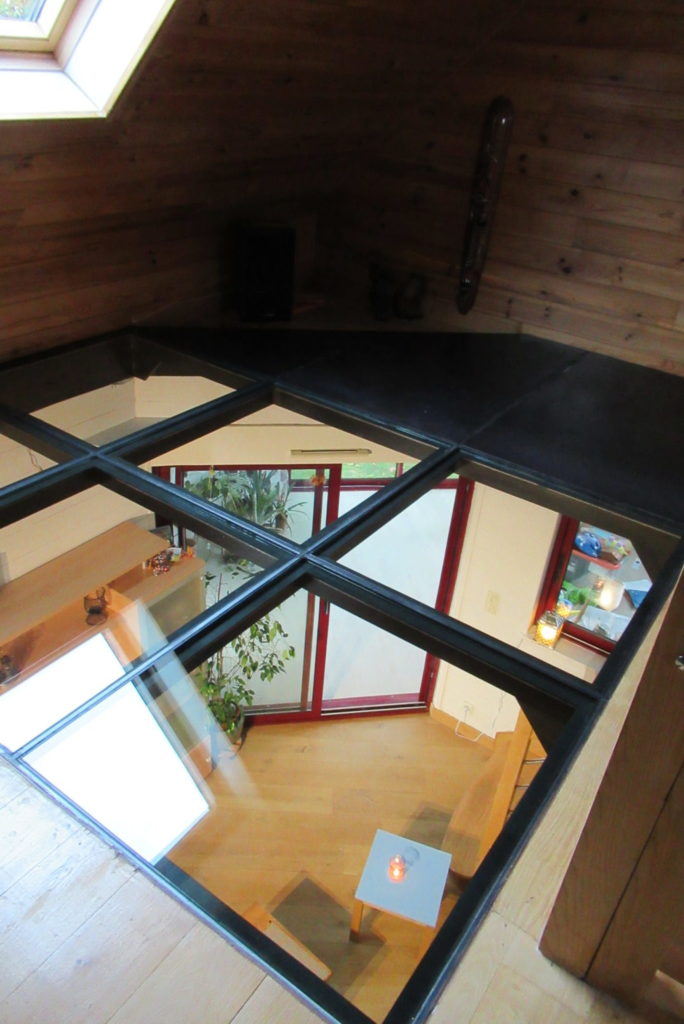 Plancher de verre et métal
