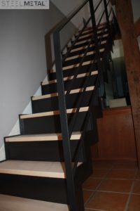Escalier droit avec marches bois et contremarche métal