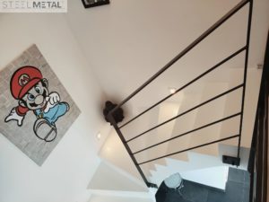 Escalier béton avec garde corps métallique