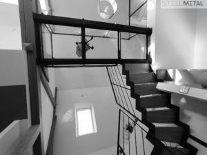 Passerelle vitrée avec escalier bois vue de dessous