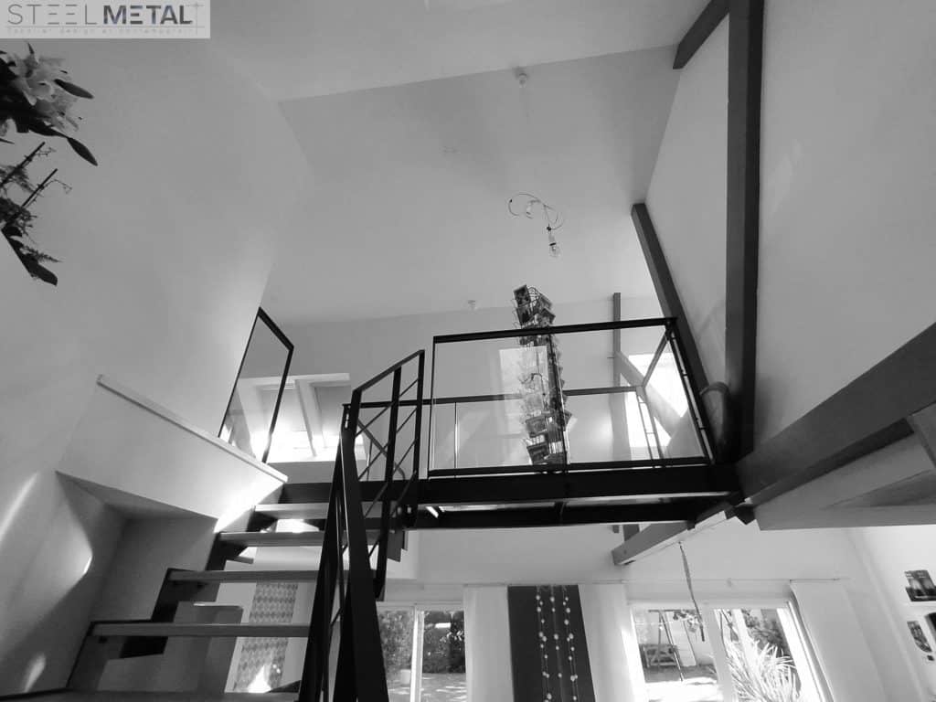 Passerelle vitrée avec escalier bois